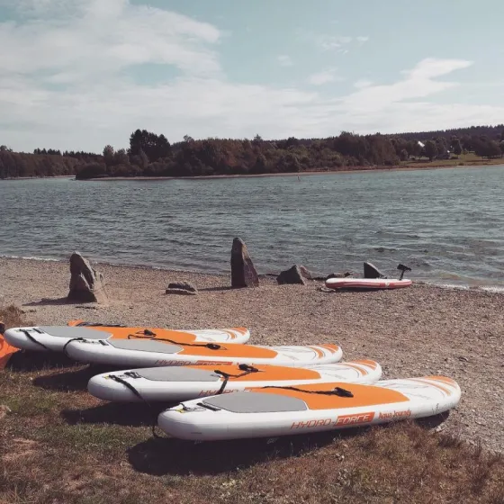 Planches de Stand Up Paddle au bord du lac de Robertville